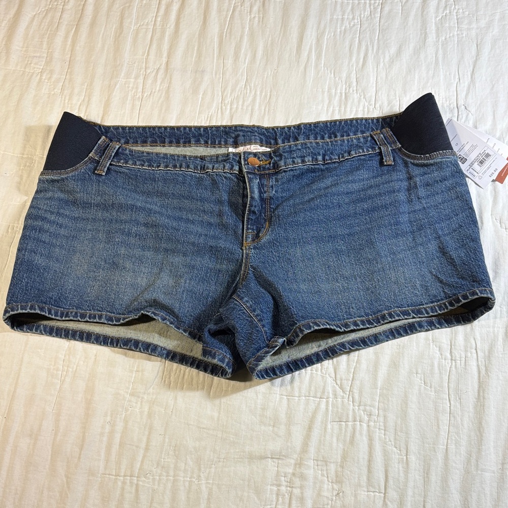 NWT Isabel Maternity by Ingrid & Isabel Under-Belly Side Panel‎ Midi Jean Shorts